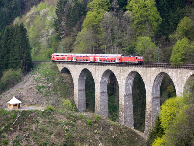 143 auf dem Ravennaschlucht-Viadukt (im H&ouml;llental