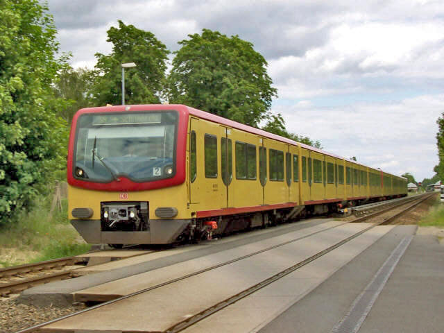 481 am Bahn&uuml;bergang zw. Gr&uuml;nbergallee und Sc