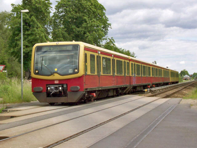 481 am Bahn&uuml;bergang zw. Gr&uuml;nbergallee und Sc