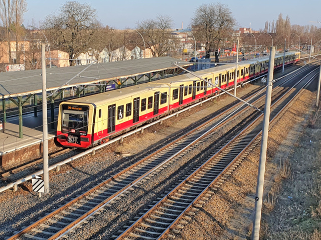 484 im S-Bahnhof Berlin-Johannisthal